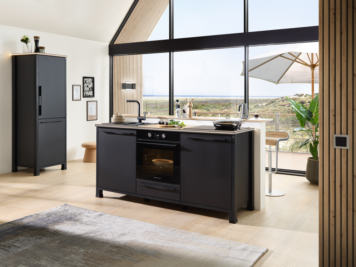 Wandversion in Schwarzglas – Gesamtansicht