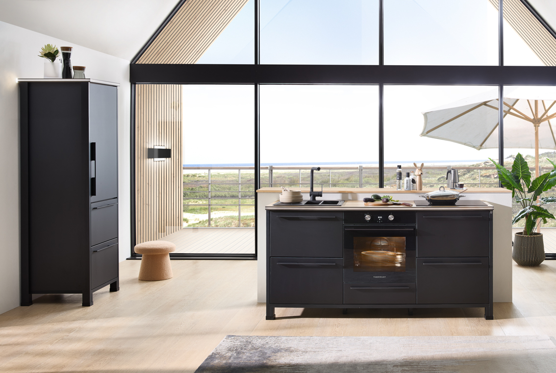 LEONARDO Küche 24 – Insel in Schwarzglas